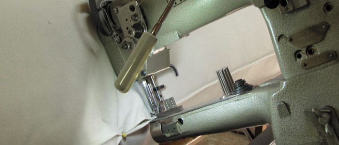 Fabrication artisanale de matelas en laine de mouton