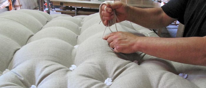 Finition de la réfection d'un matelas en laine de mouton